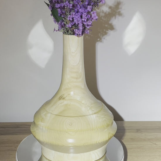 video vase en bois de frêne unique