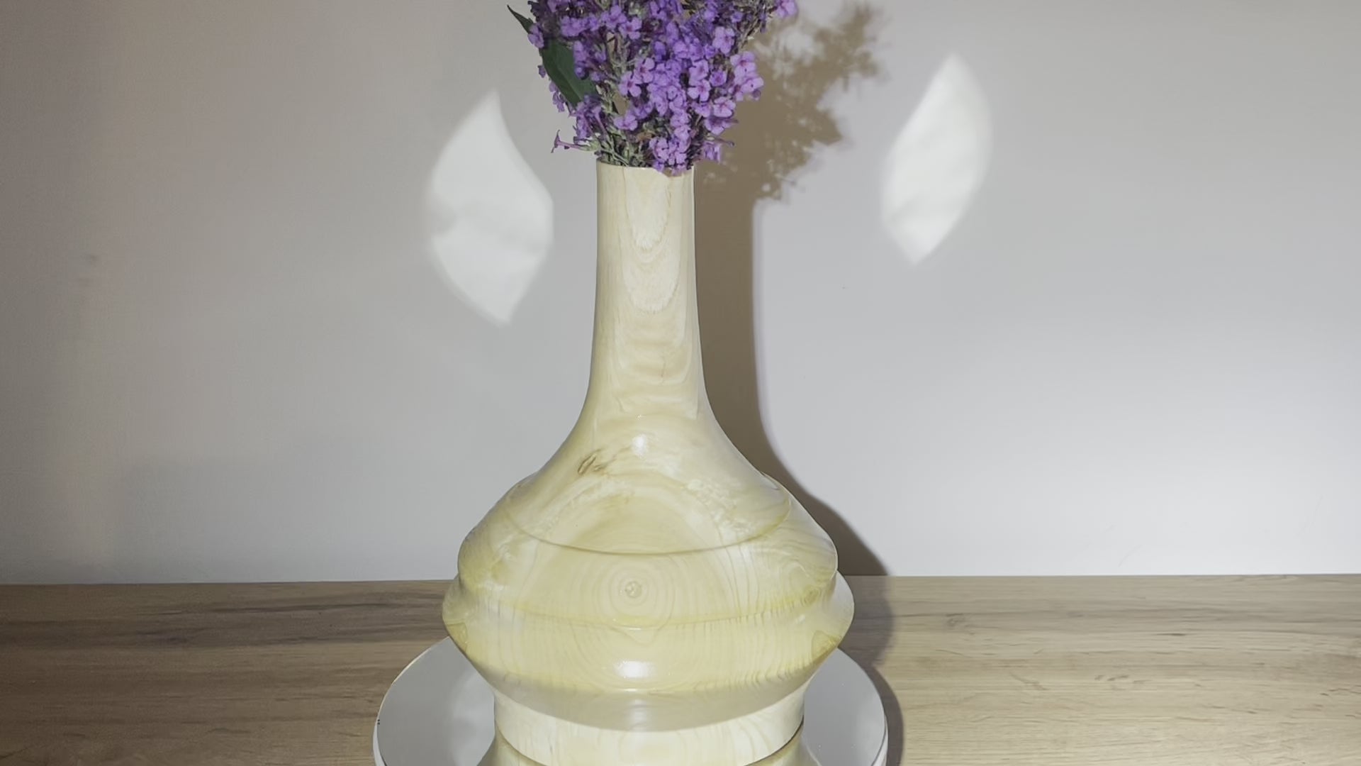 video vase en bois de frêne unique