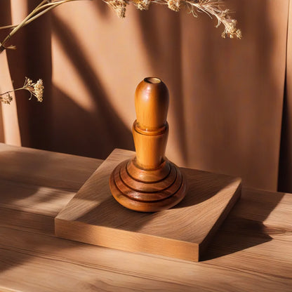 vase minimaliste sur carré de bois
