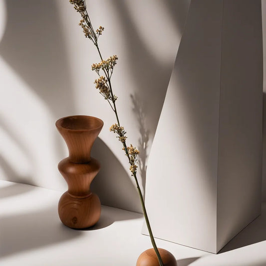 vase soliflore contre un mur avec herbes séchées