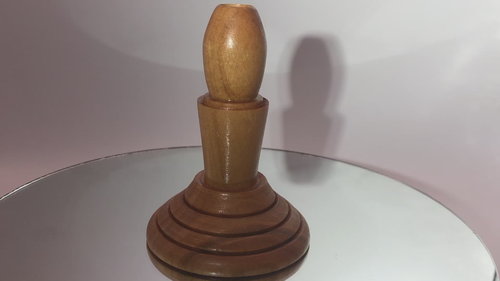 video Vase Minimaliste Soliflore Bois de Merisier sur soclé rainuré
