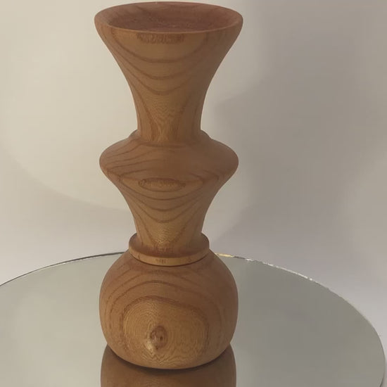 video Vase soliflore en bois de merisier forme  arrondi