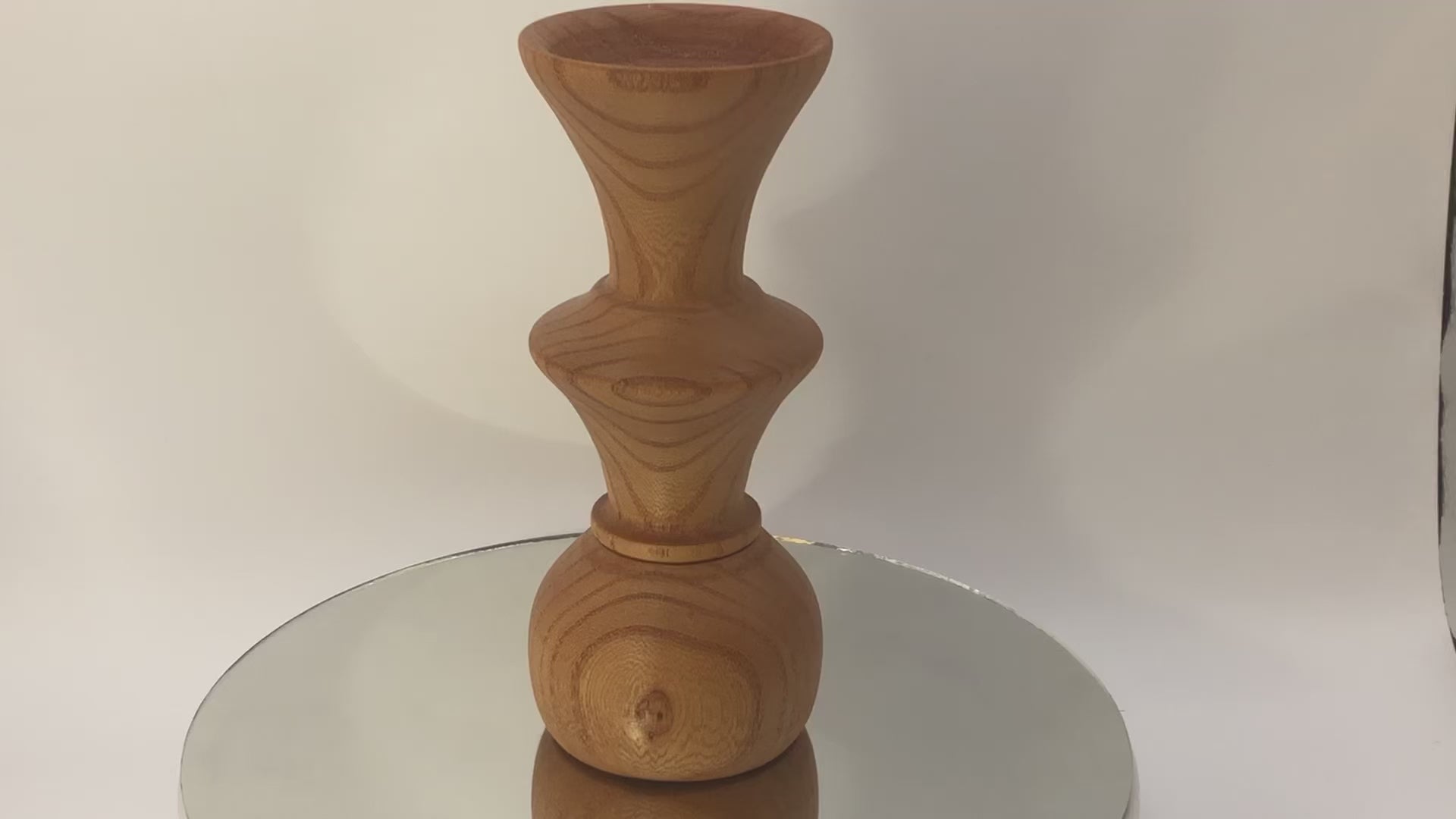 video Vase soliflore en bois de merisier forme  arrondi