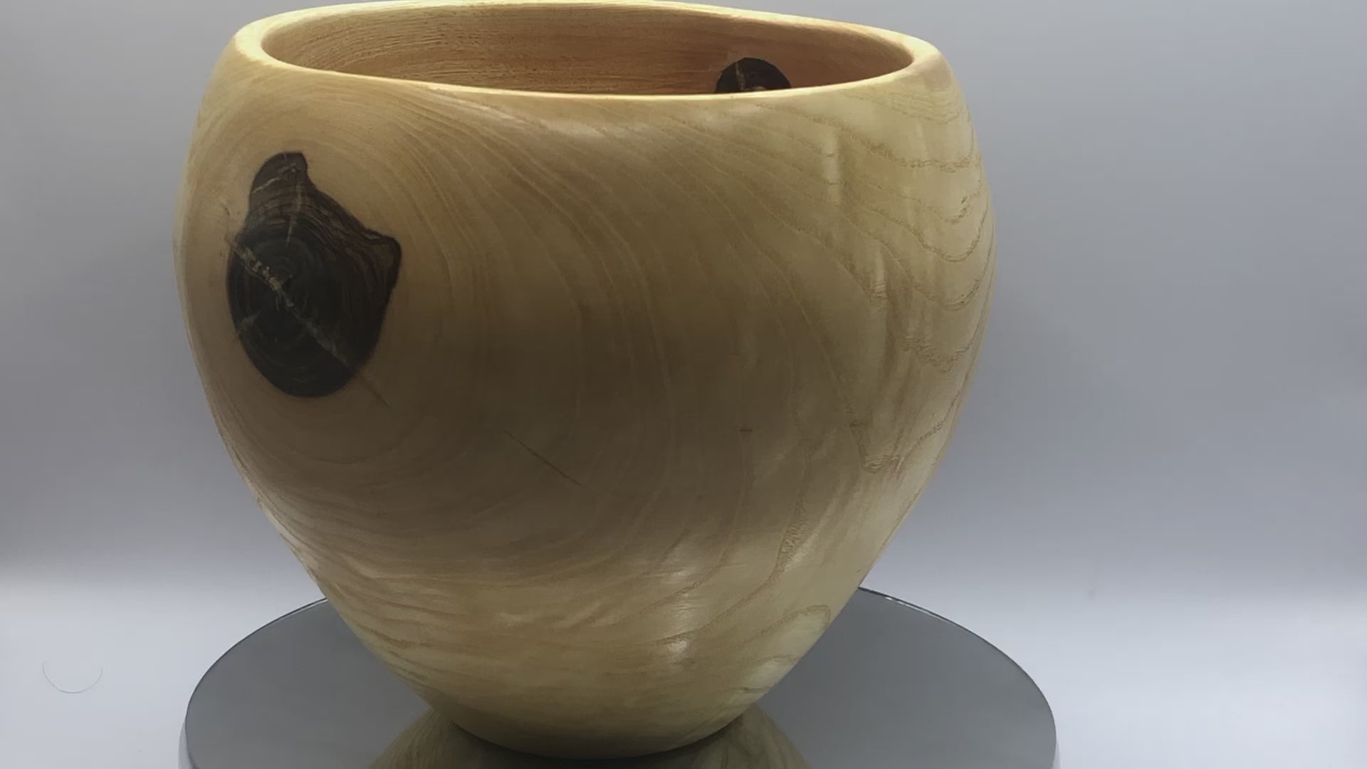 video vase rustique ondulé en bois de frene