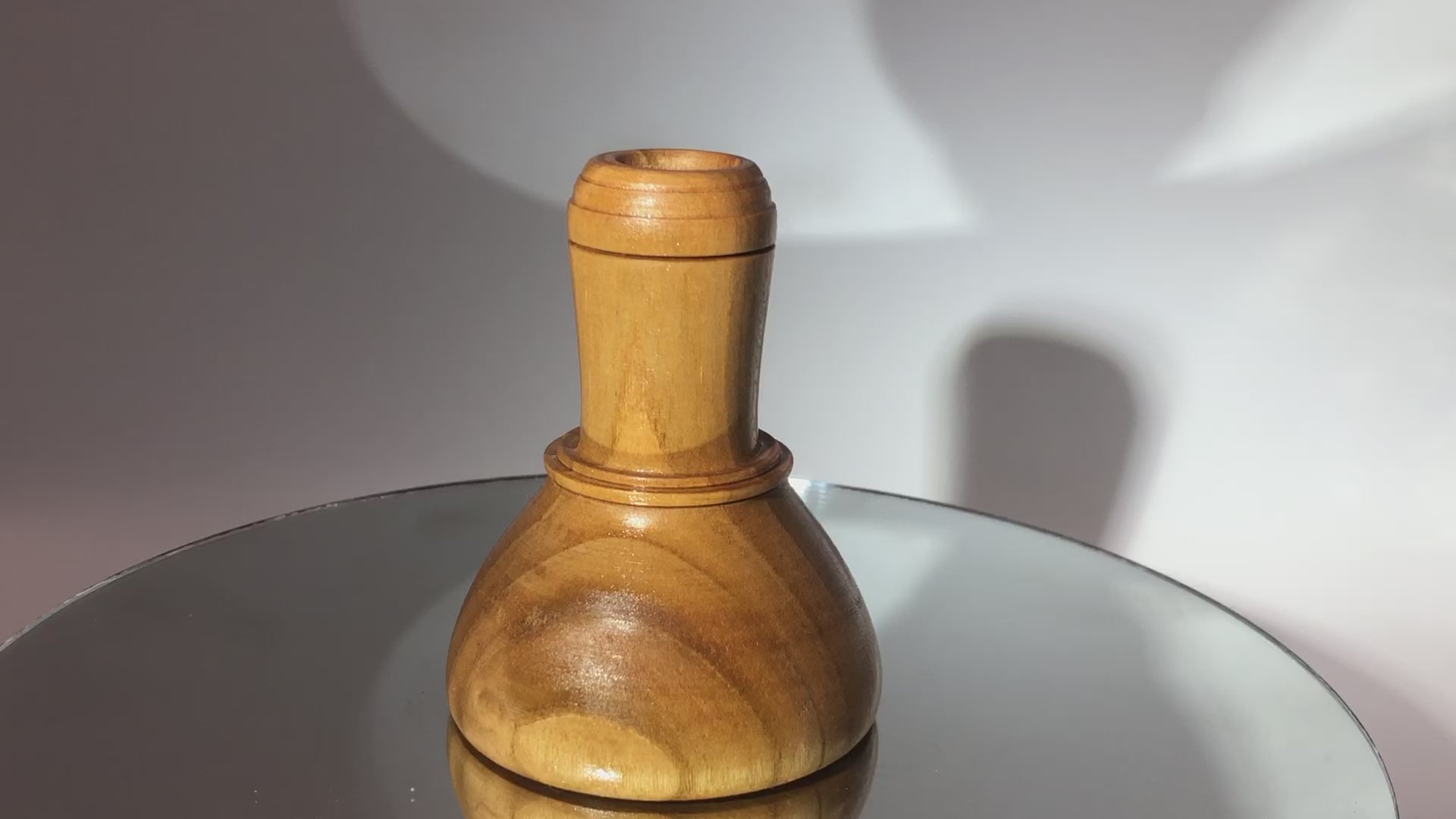 video Vase Minimaliste Soliflore Bois de Merisier avec rainure