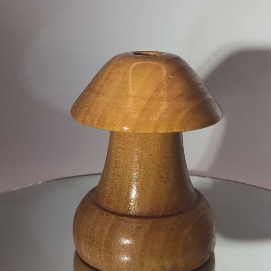 video Vase soliflore  forme champignon minimaliste en bois de merisier