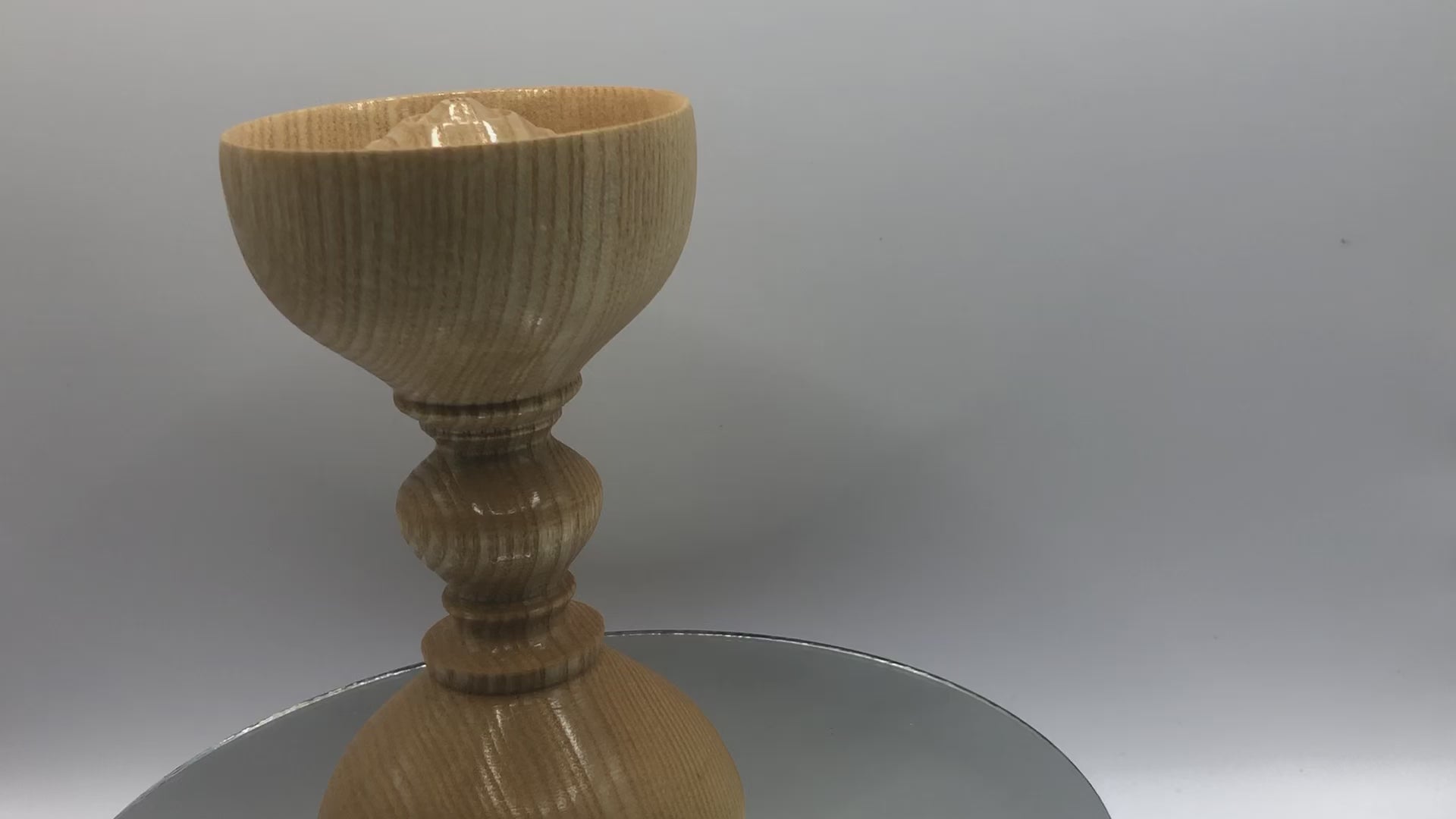 video Porte encens en bois de frêne forme coupe graal