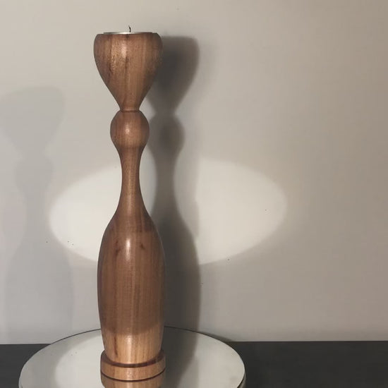 Bougeoir en bois d'aulne forme bouteille video
