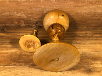vue dessous et  boîte ouverte unique sur piédestal artistique en bois artisanale