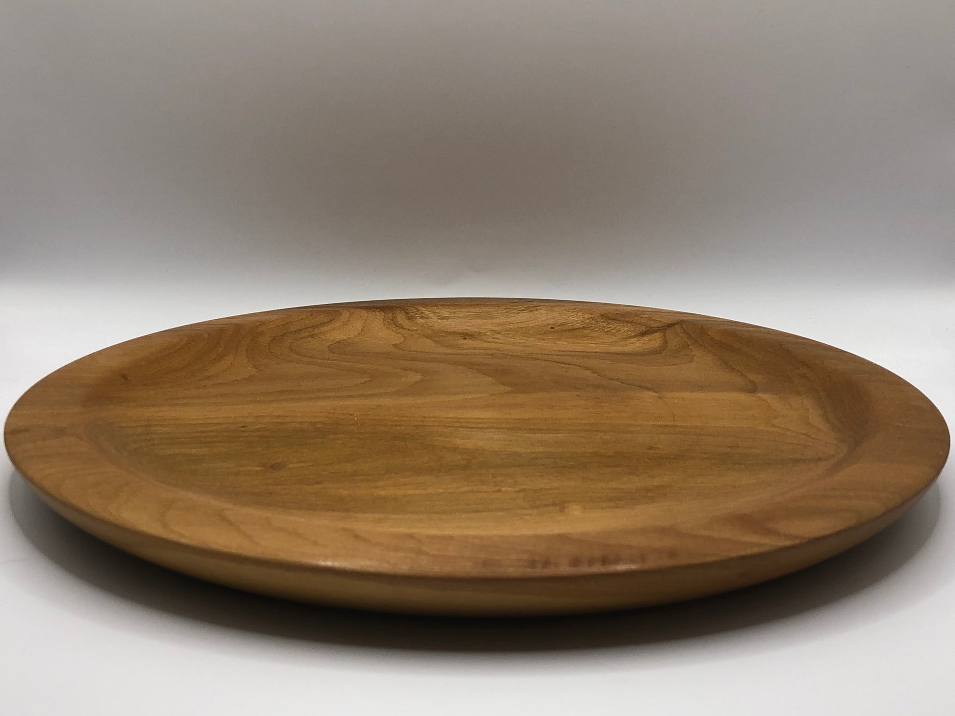 assiette plate en bois de merisier fabrication artisanale