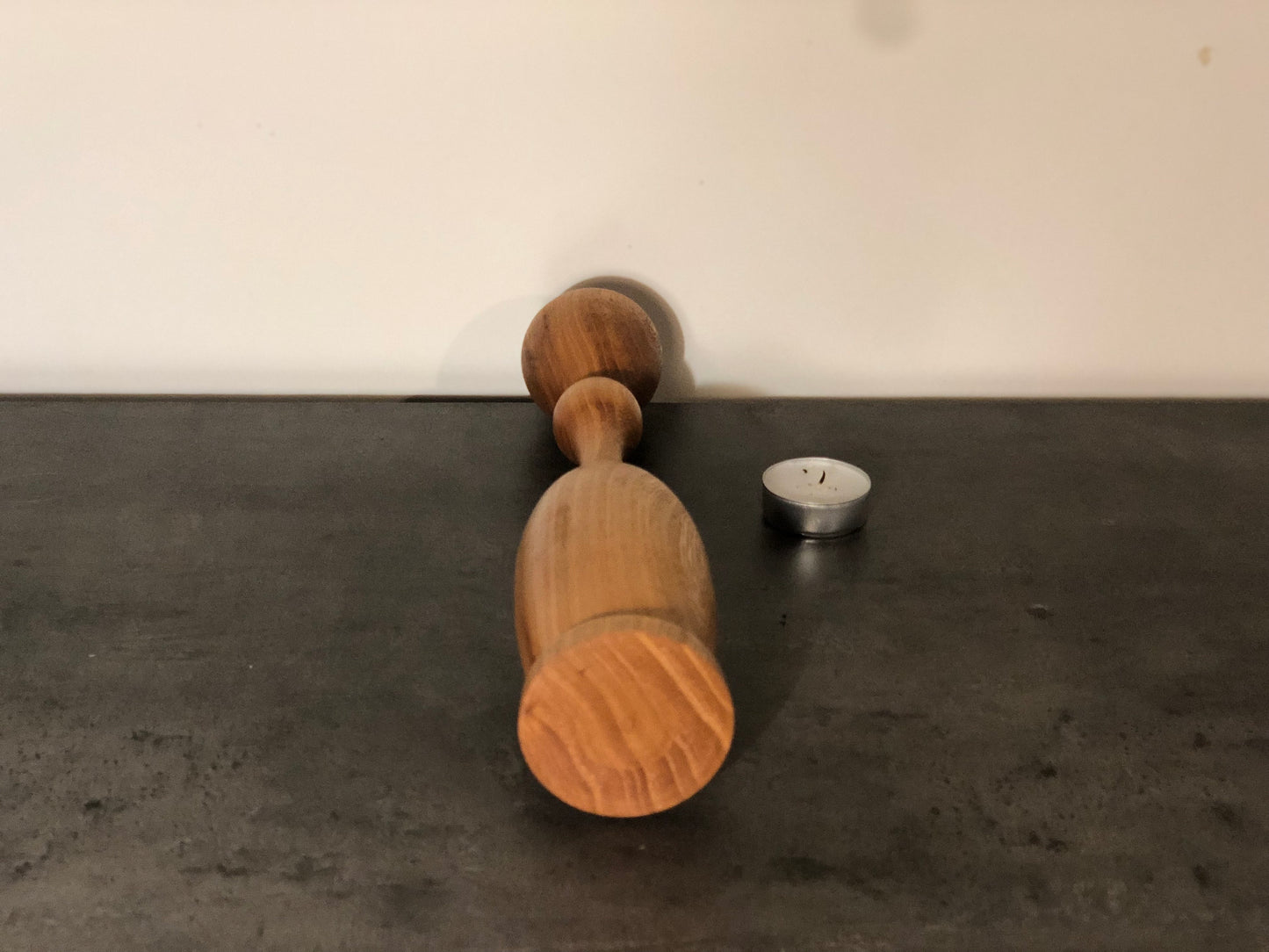 Bougeoir en bois d'aulne forme bouteille vue dessous