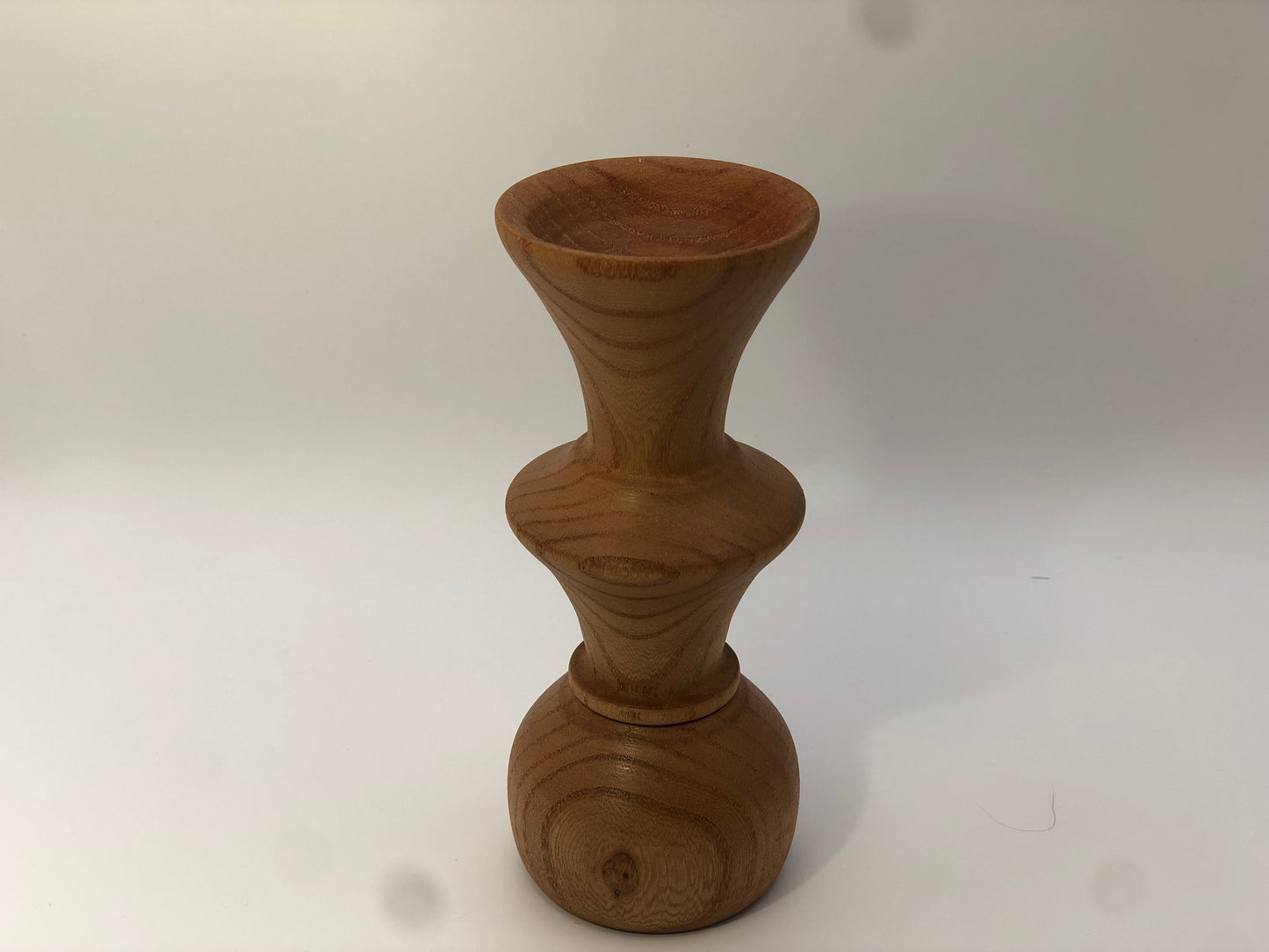 Vase soliflore en bois de merisier forme  arrondi