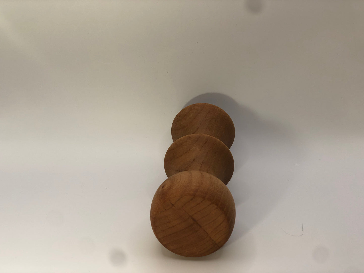 Vase soliflore en bois de merisier forme  arrondi vue dessous