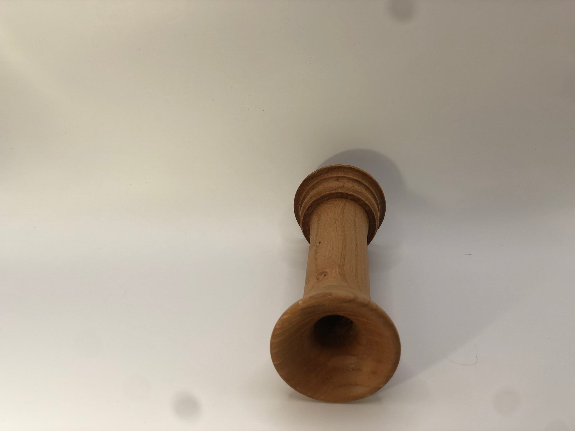Vase en bois de merisier soliflore type pilier vue dessus