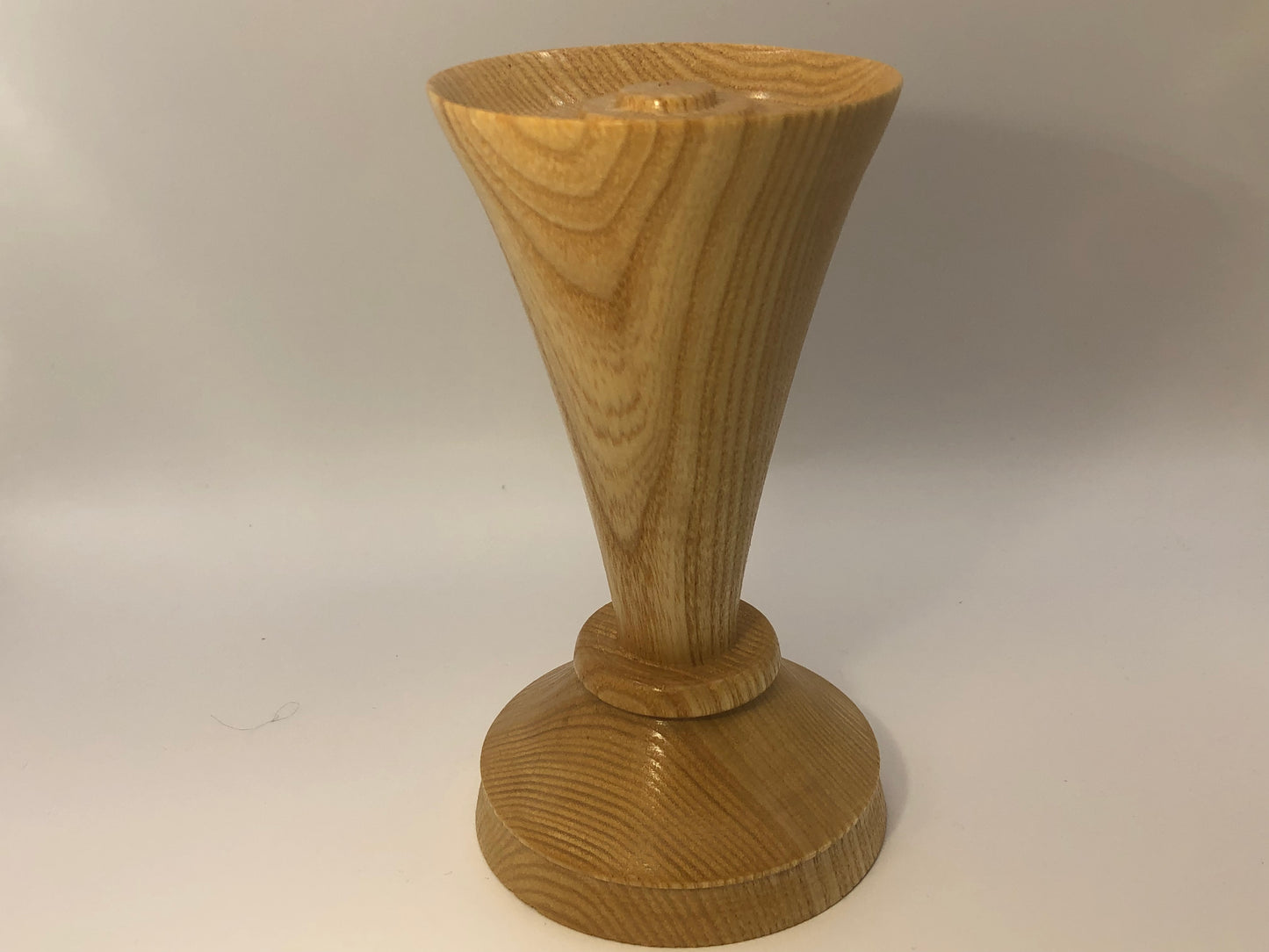 Porte encens en bois de frêne forme vase sur pied vue classique