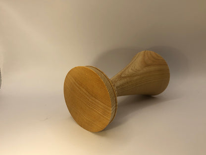 Porte encens en bois de frêne forme vase sur pied vue dessous