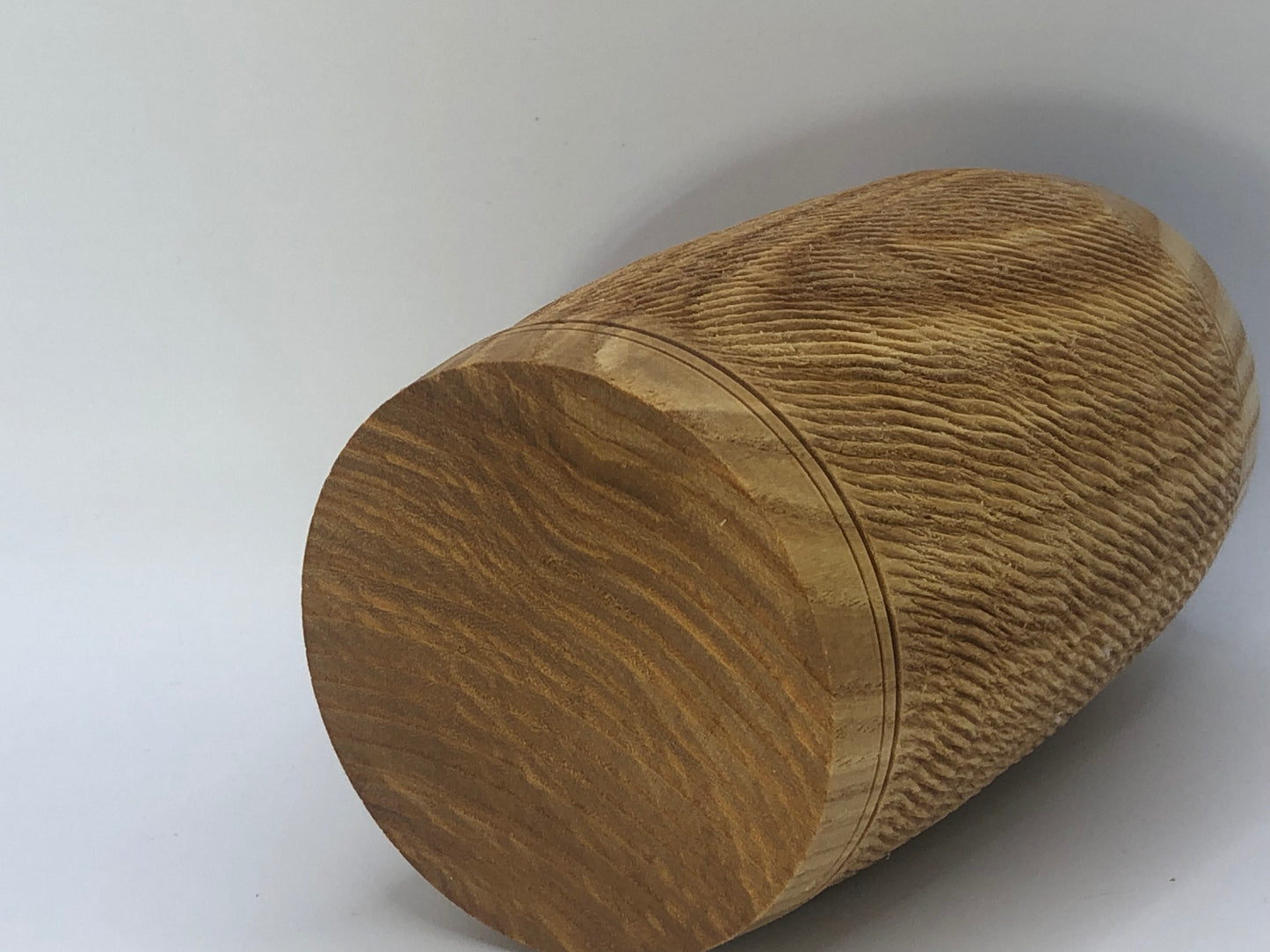 Porte encens en bois de frêne forme choppe texturé vue dessous