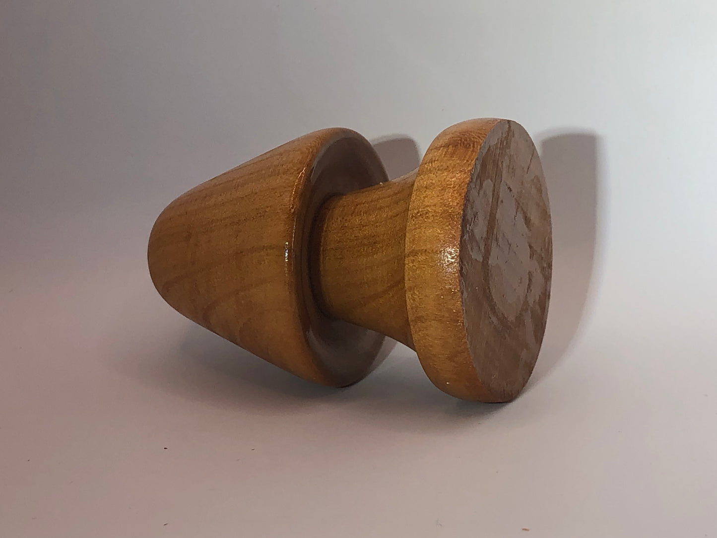 Vase original minimaliste forme champignon soliflore en bois de merisier vue coté