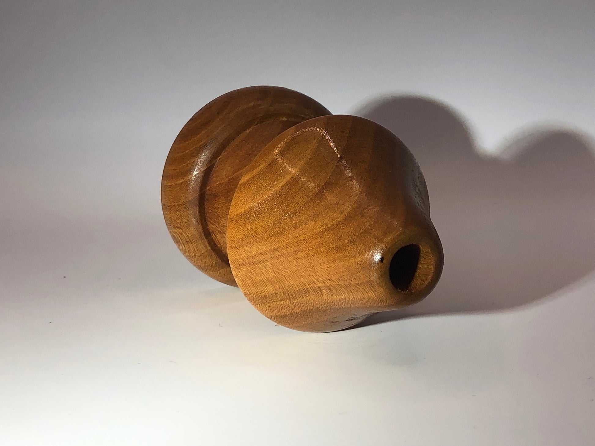Vase forme champignon soliflore en bois de merisier vue dessus