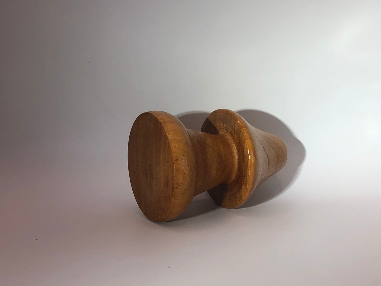 Vase forme champignon soliflore en bois de merisier vue dessous