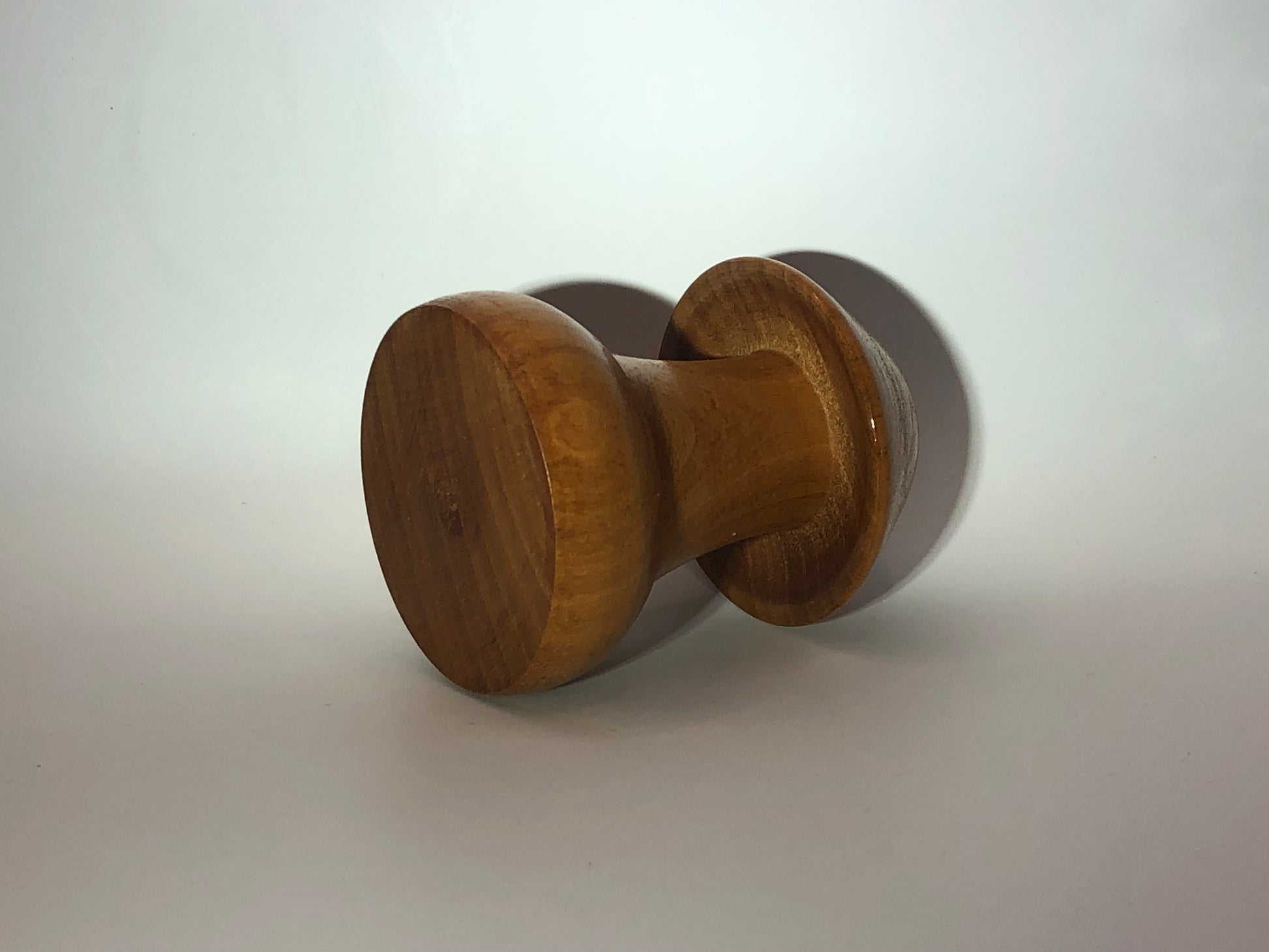 Vase soliflore  forme champignon minimaliste en bois de merisier vue coté