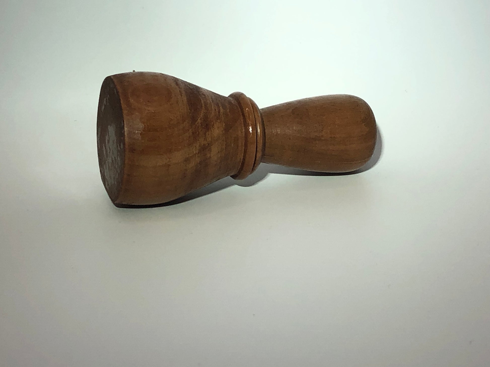 Vase original forme décapsuleur  soliflore en bois de pommier vue coté
