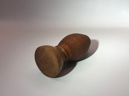 Vase texturé ballon rugby  soliflore en bois de pommier vue dessous