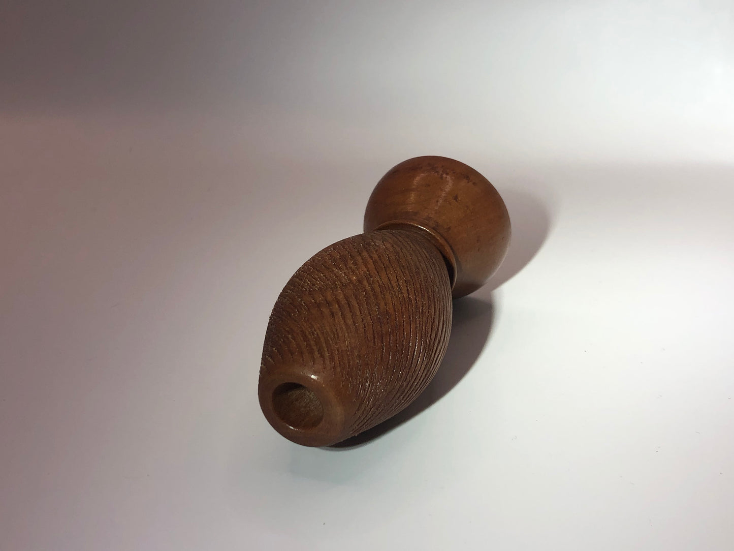 Vase texturé ballon rugby  soliflore en bois de pommier vue dessus