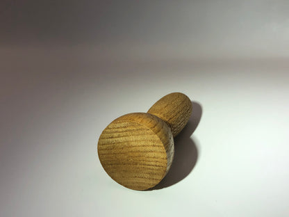 Vase texturé soliflore en bois de châtaignier vue dessous