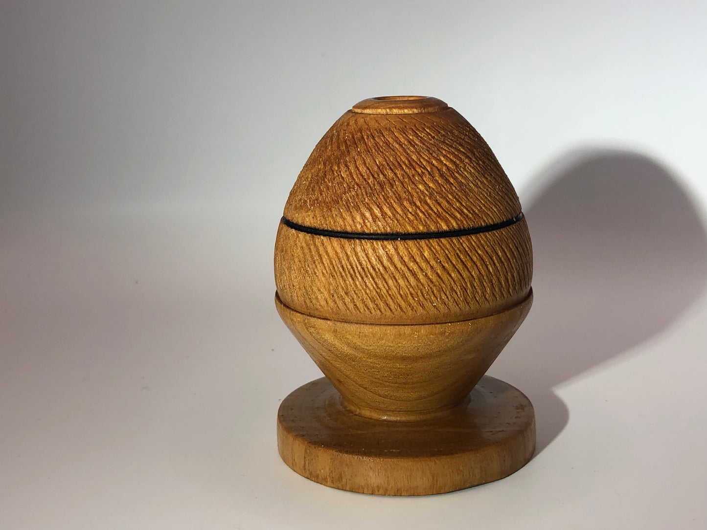vue dessus Vase texturé forme oeuf  Soliflore marron En bois de Merisier