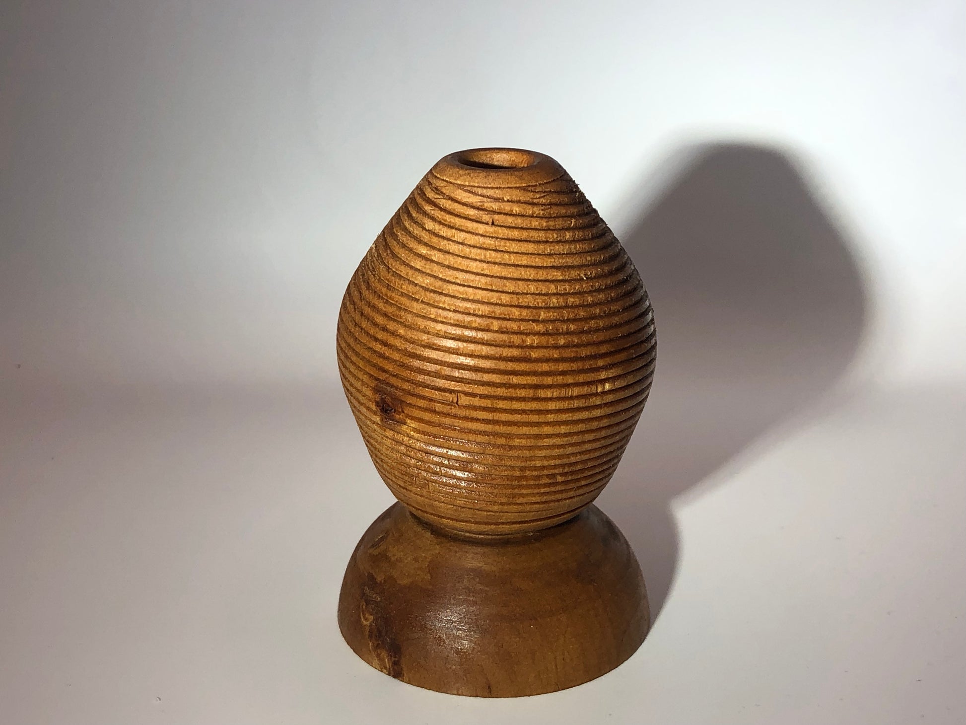 vue dessus Vase texturé forme ballon rugby   Soliflore marron En bois de Merisier