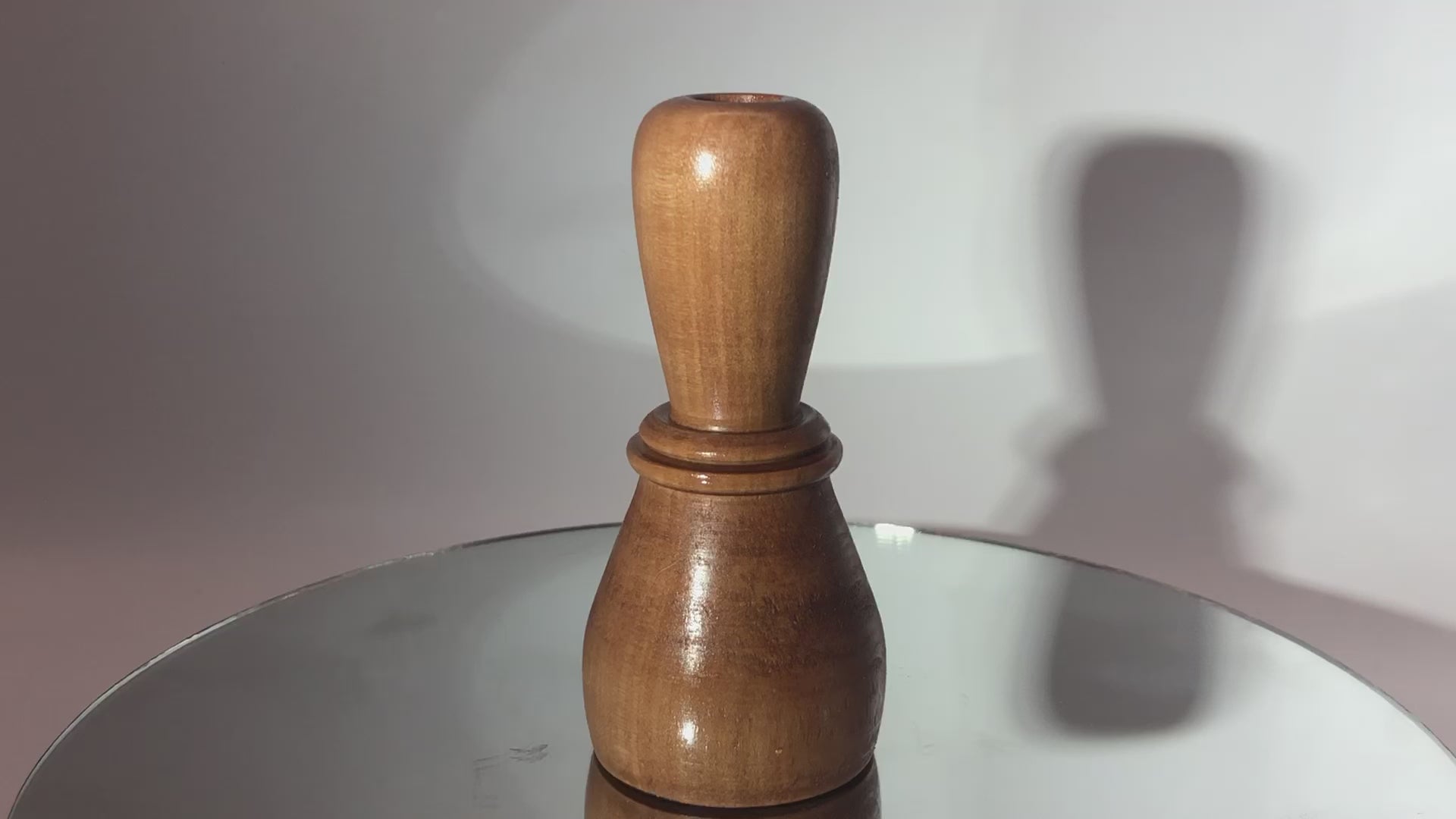 video Vase original forme décapsuleur  soliflore en bois de pommier