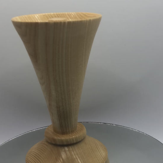 video Porte encens en bois de frêne forme vase sur pied
