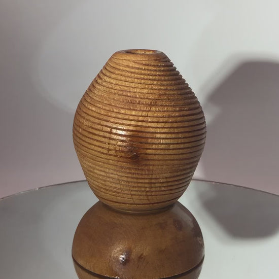 video vue dessus Vase texturé forme ballon rugby   Soliflore marron En bois de Merisier