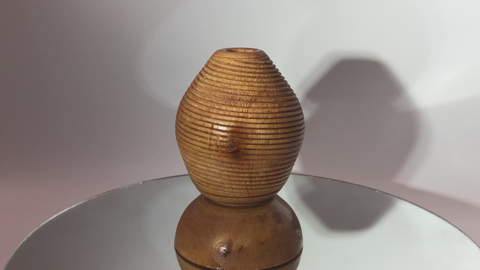video vue dessus Vase texturé forme ballon rugby   Soliflore marron En bois de Merisier