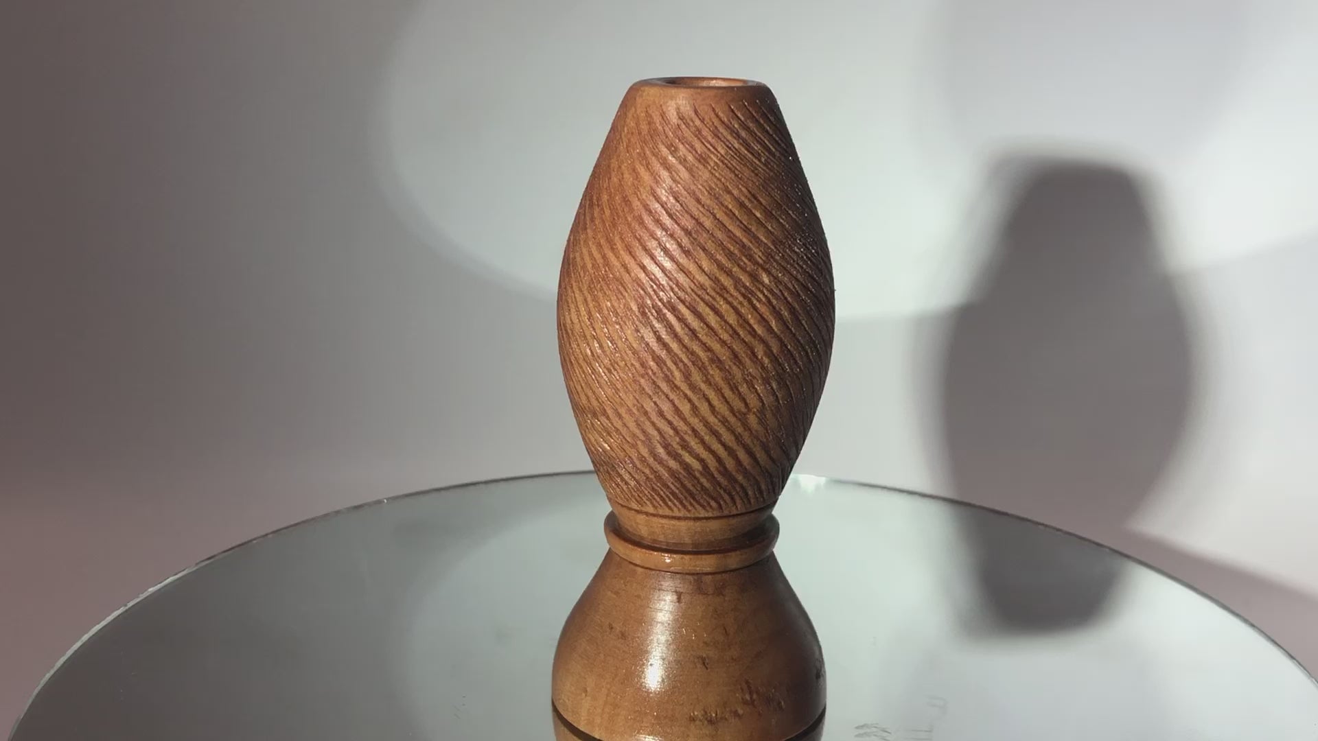 video Vase texturé ballon rugby  soliflore en bois de pommier